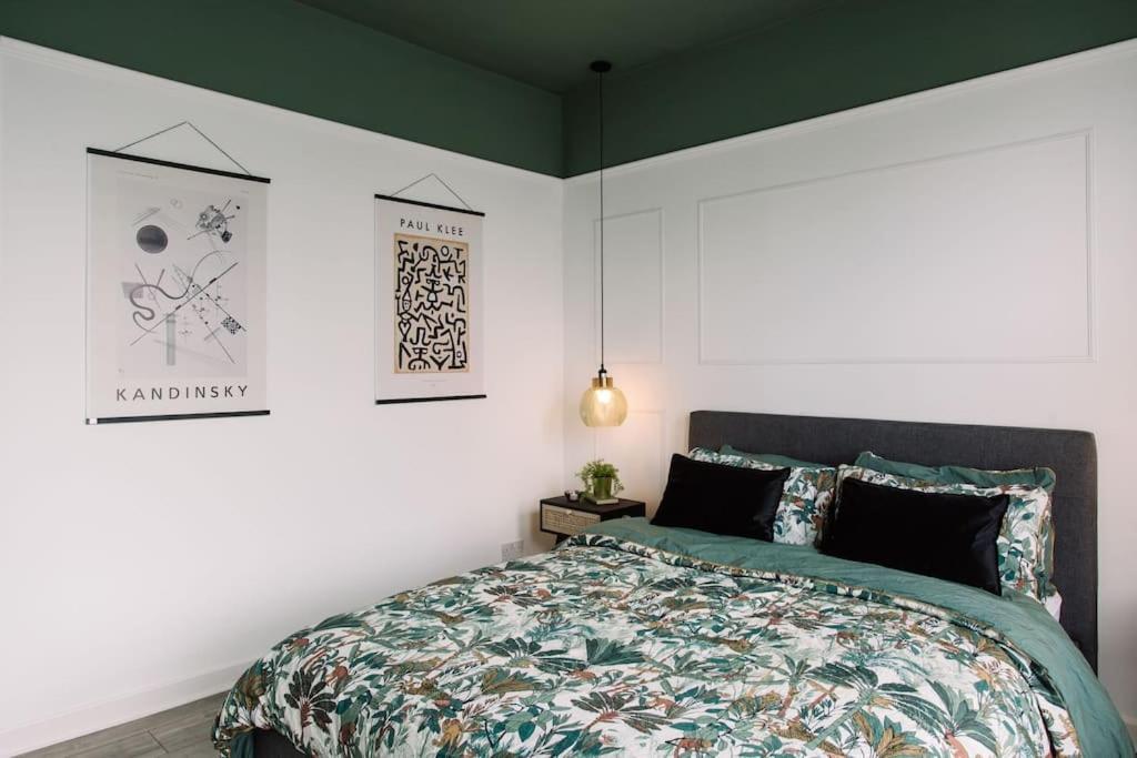 Designer 4-bed In The Heart Of Holiday home *