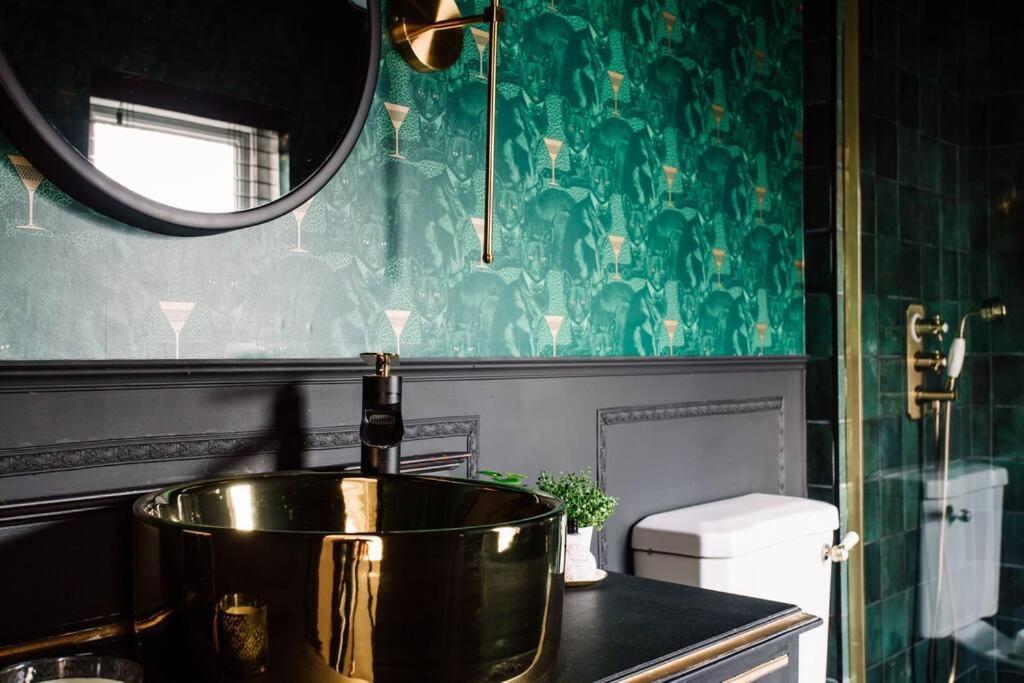 Designer 4-bed In The Heart Of Holiday home Belfast