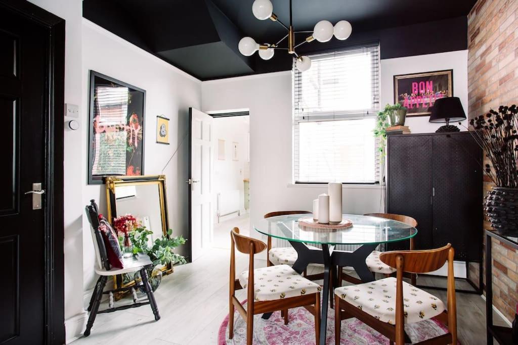 Designer 4-bed In The Heart Of Holiday home