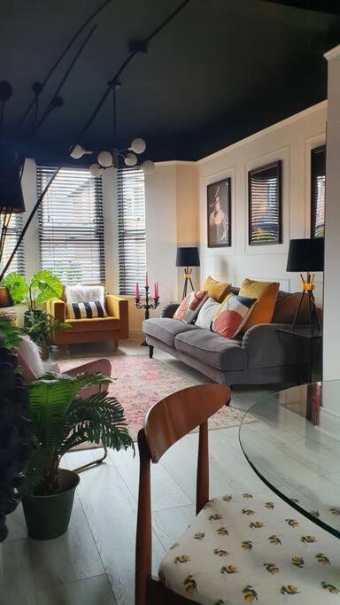 Designer 4-bed In The Heart Of * Belfast