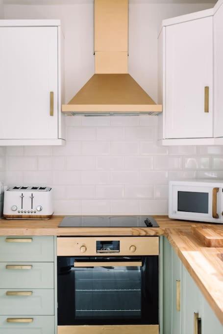 Designer 4-bed In The Heart Of Holiday home *