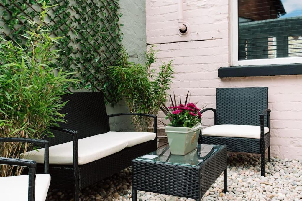Designer 4-bed In The Heart Of Holiday home Belfast