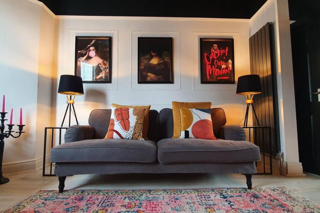 Designer 4-bed In The Heart Of Holiday home Belfast