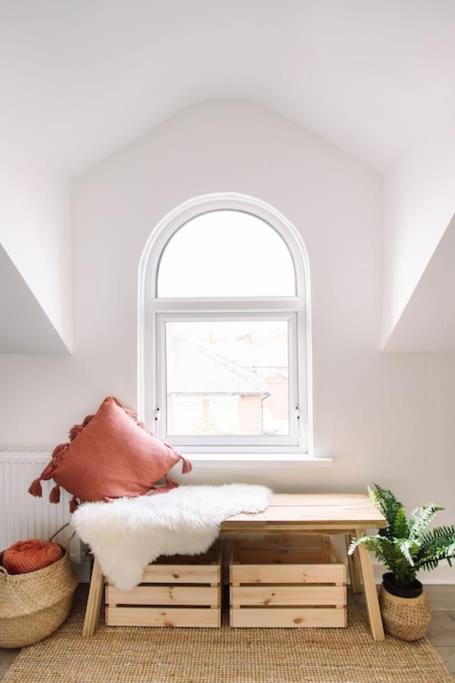 Designer 4-bed In The Heart Of Holiday home Belfast