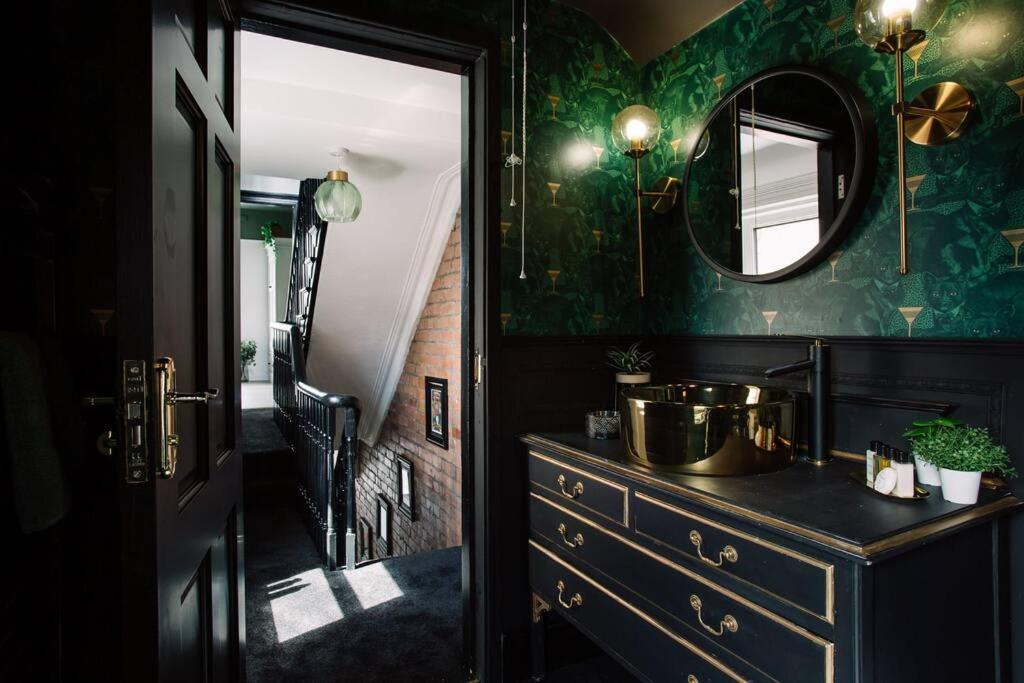 Designer 4-bed In The Heart Of Holiday home