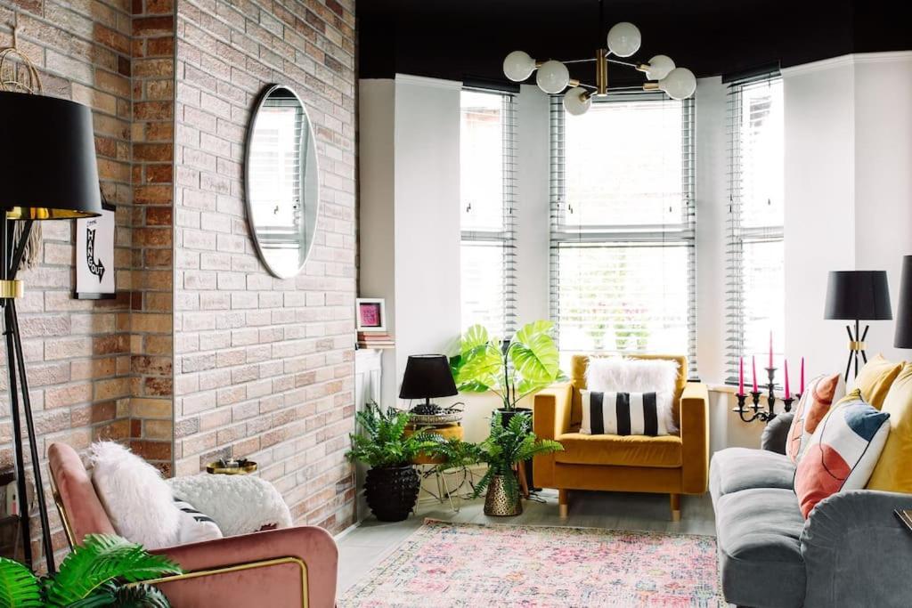 Designer 4-bed In The Heart Of * Belfast